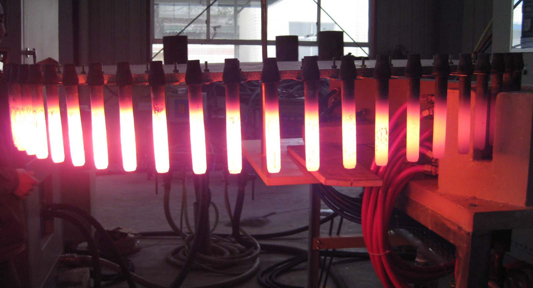 感應(yīng)加熱爐現(xiàn)場(chǎng)圖 感應(yīng)加熱爐現(xiàn)場(chǎng)圖