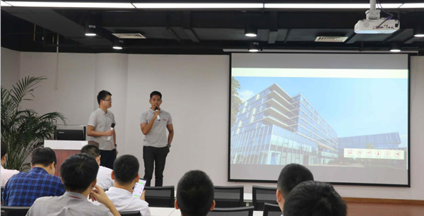 Jayson正在公司報(bào)告廳做自我介紹 Jayson正在公司報(bào)告廳做自我介紹